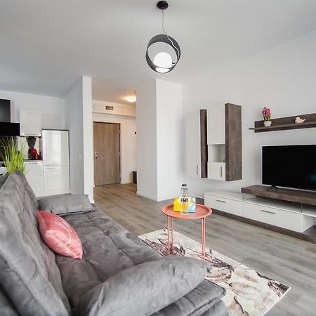 Trio Pink Apartment Орадеа Екстериор снимка
