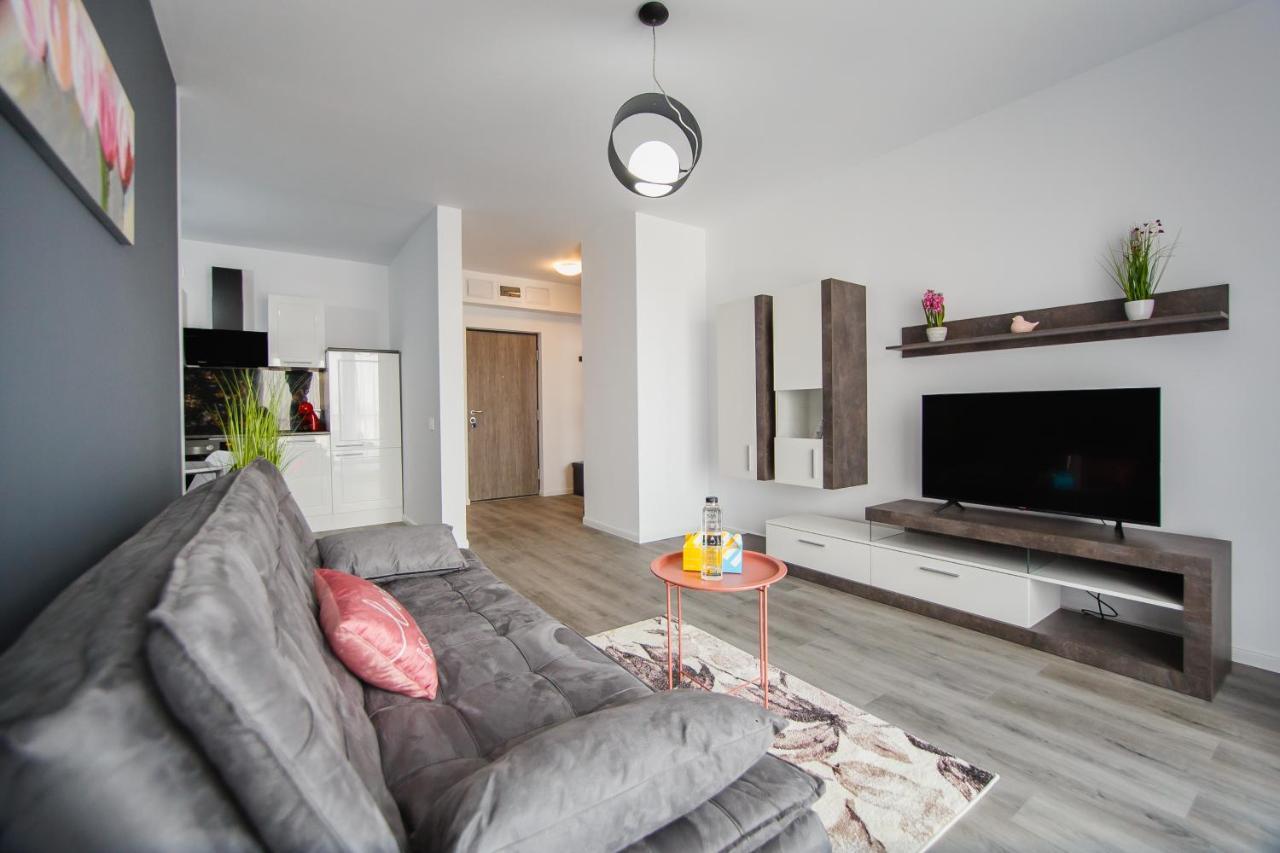 Trio Pink Apartment Орадеа Екстериор снимка