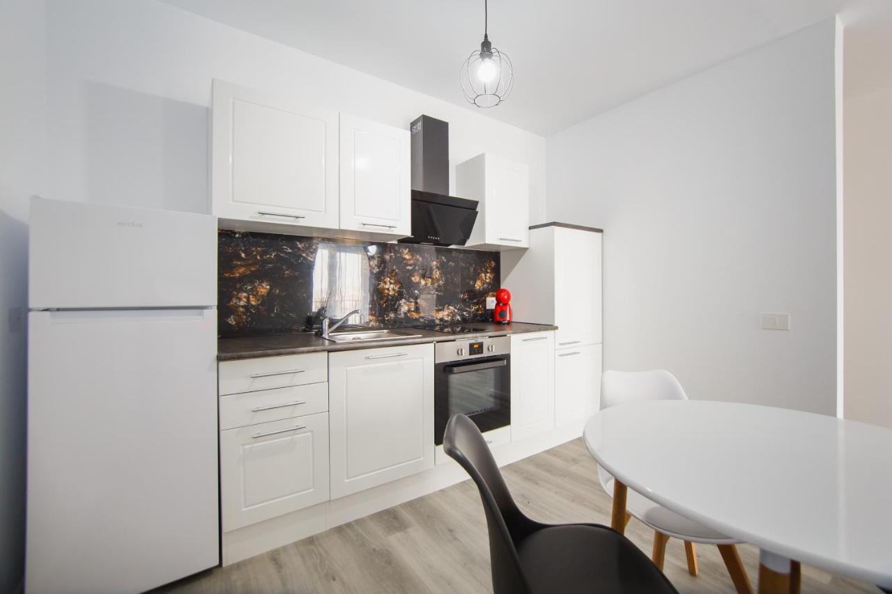 Trio Pink Apartment Орадеа Екстериор снимка