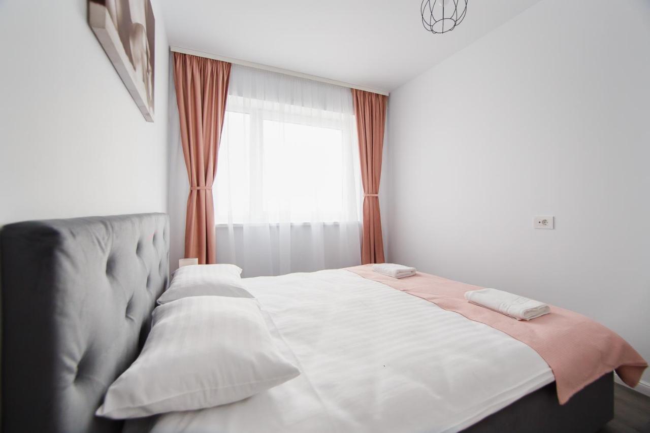 Trio Pink Apartment Орадеа Екстериор снимка