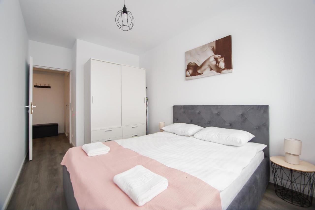 Trio Pink Apartment Орадеа Екстериор снимка