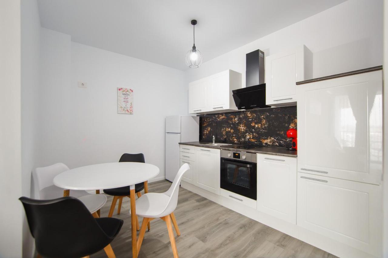 Trio Pink Apartment Орадеа Екстериор снимка