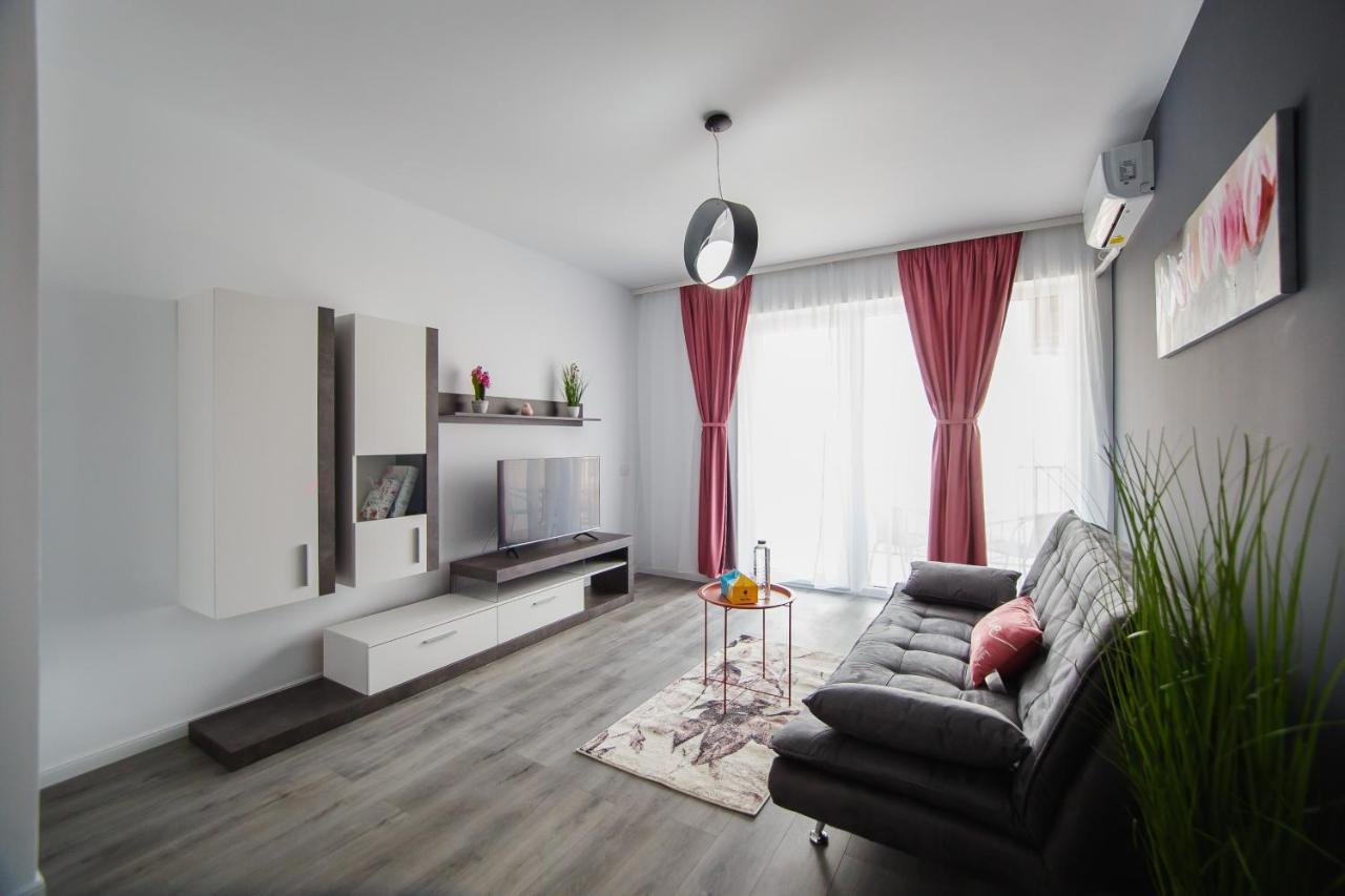 Trio Pink Apartment Орадеа Екстериор снимка