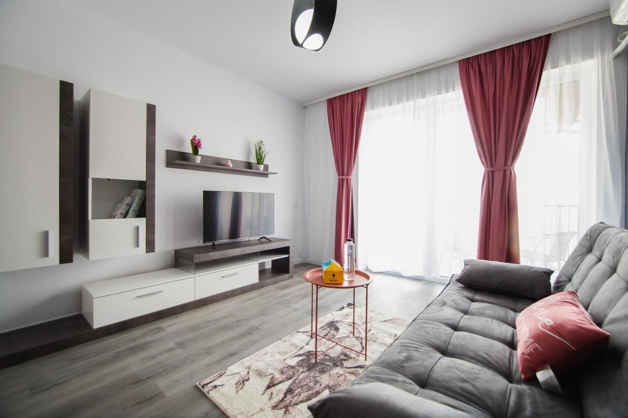 Trio Pink Apartment Орадеа Екстериор снимка