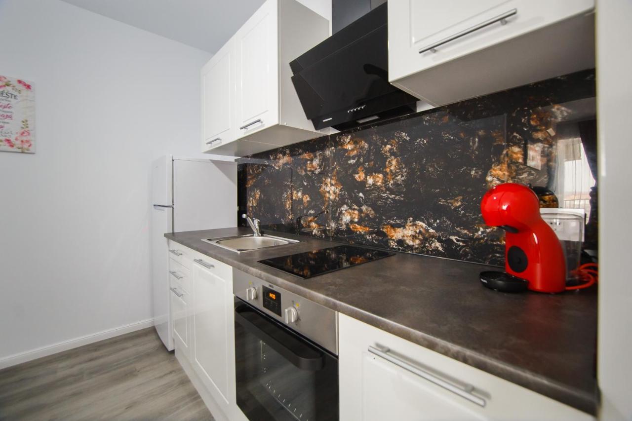 Trio Pink Apartment Орадеа Екстериор снимка